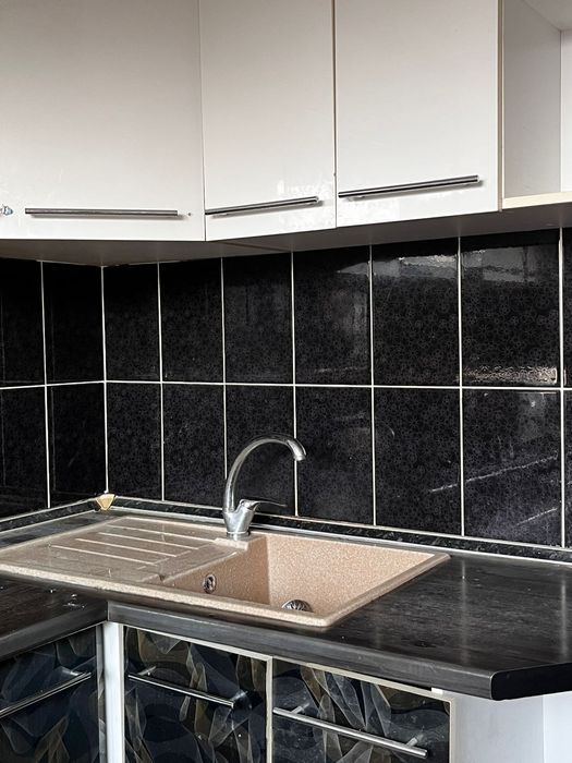 Продам кухонный гарнитур вместе с вартчной поверхностью, вытяжкой