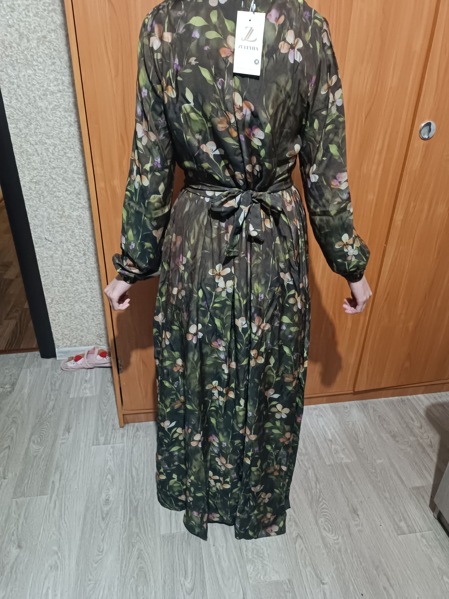 Продам 2 платья новые размер 46 ( м)