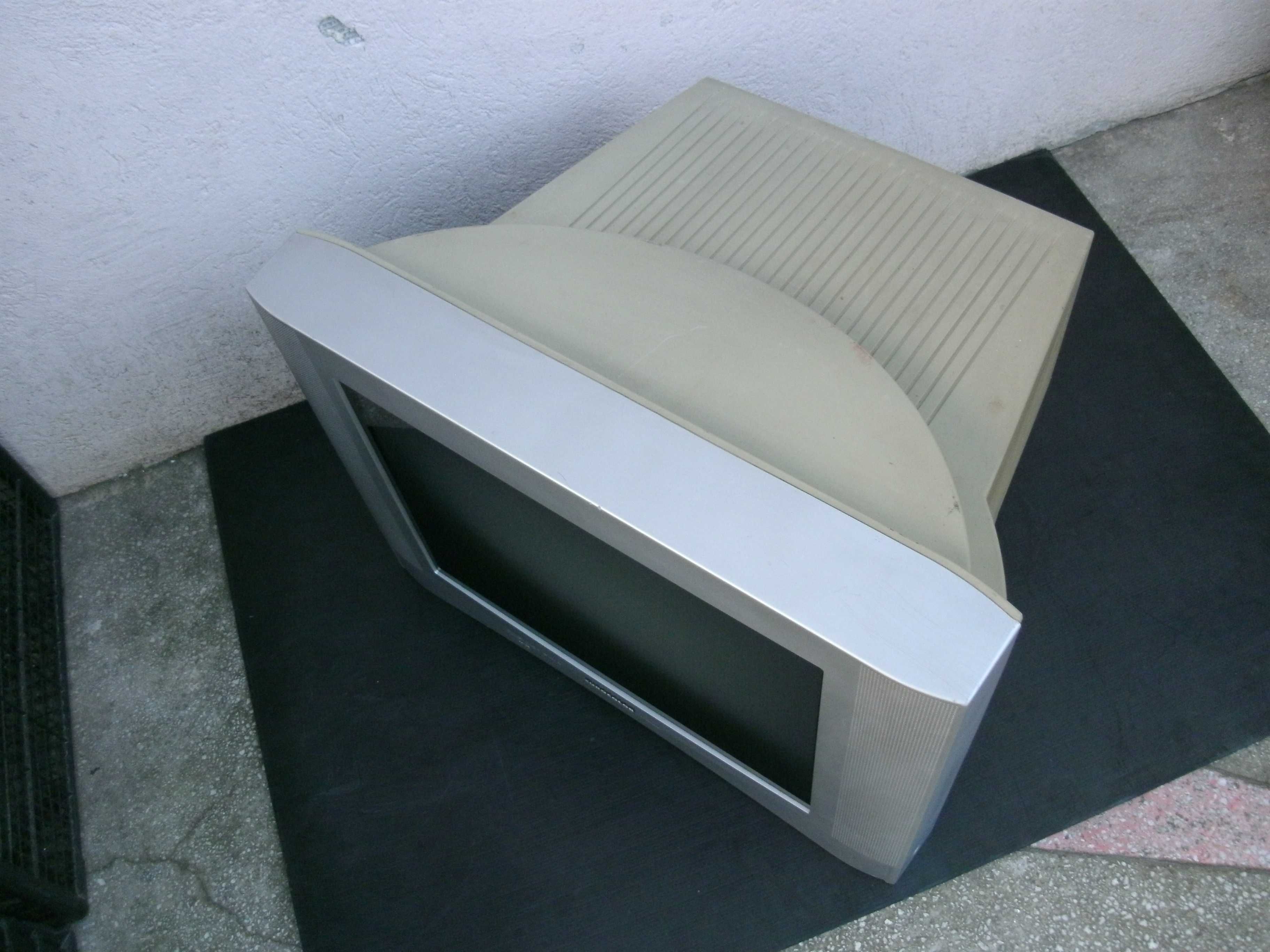 Televizor cu ecran plat de 54 cm