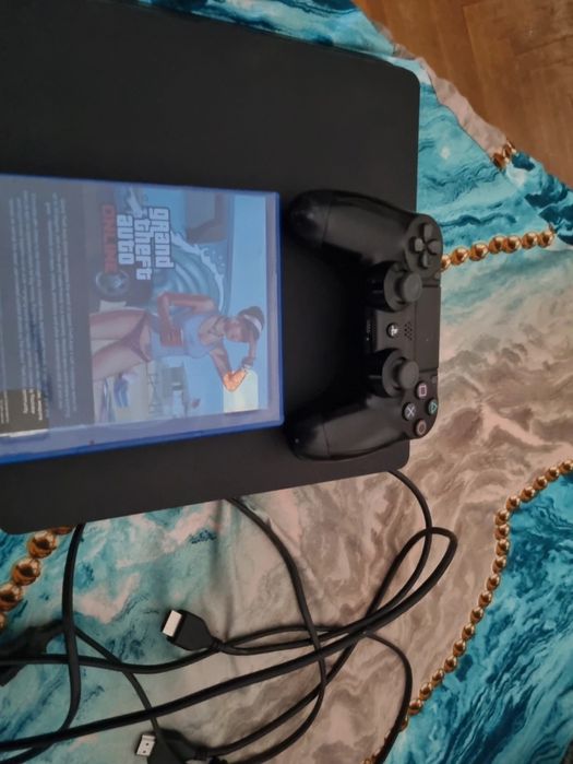 Vând PS4 Slim însoţit de un controler [ușor zgâriat] şi jocul GTA5.