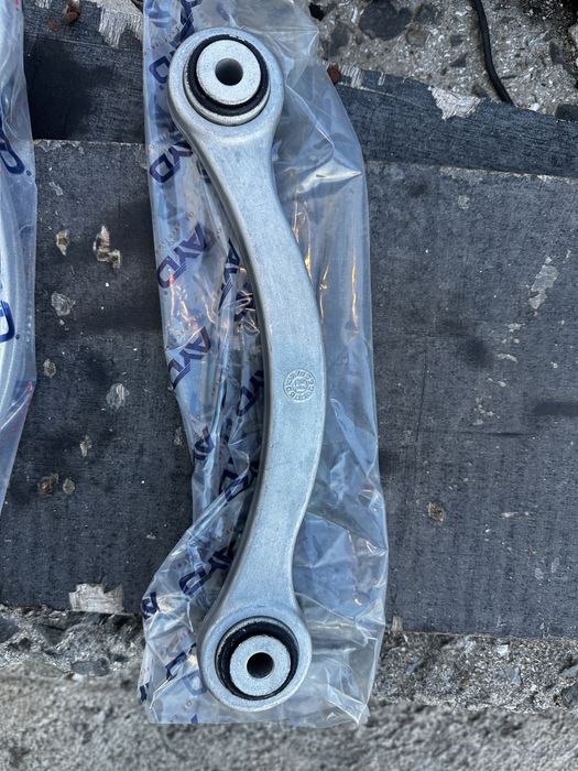 Задни горни носачи чисто нови за Mercedes w211