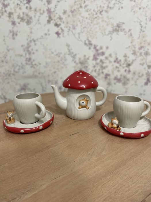 Чайный сервиз в лесной тематике.