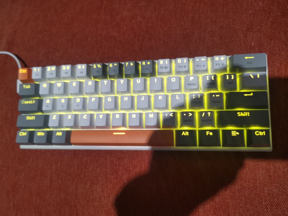 Tastatura mecanica cu iluminare galbena