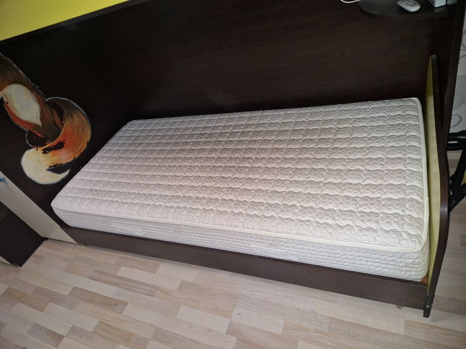 Двуетажно легло с много шкафове