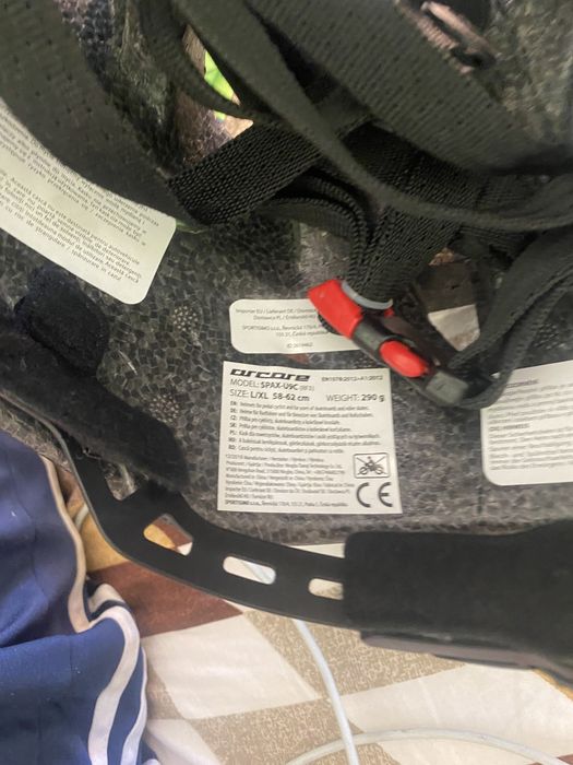 Casca de bicicleta  și tricou de biciclist