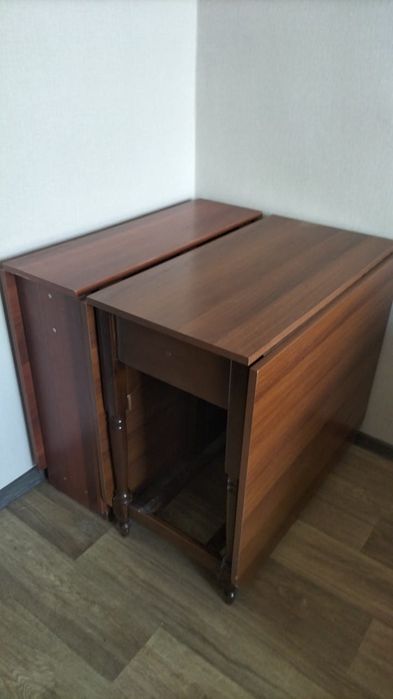 Продам столы книжки