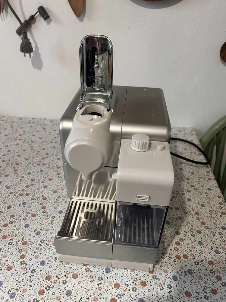 Aparat de cafea Nesspreso Delonghi