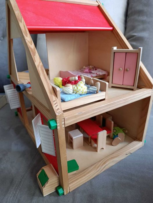 Детска дървена къща на 2 етажа с мебели и семейство кукли