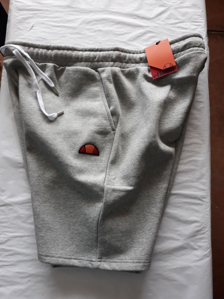 Pantaloni scurți Ellesse nr xxl originali nou