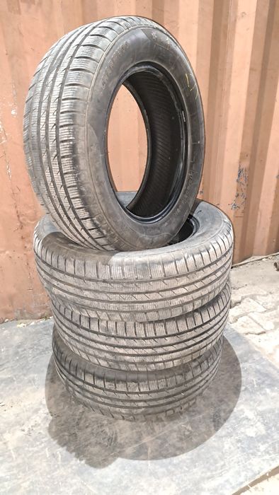 Продаю комплект зимней резины липучка 215/60/R16