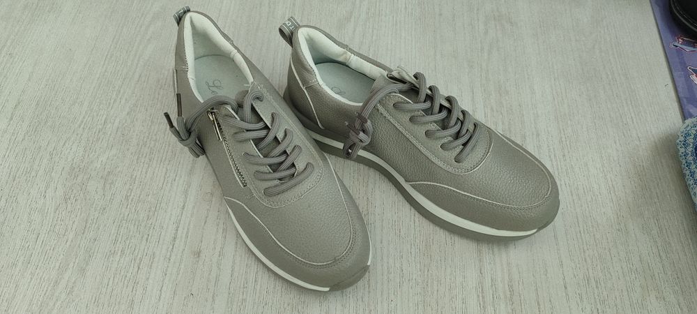 Кроссовки женские, новые