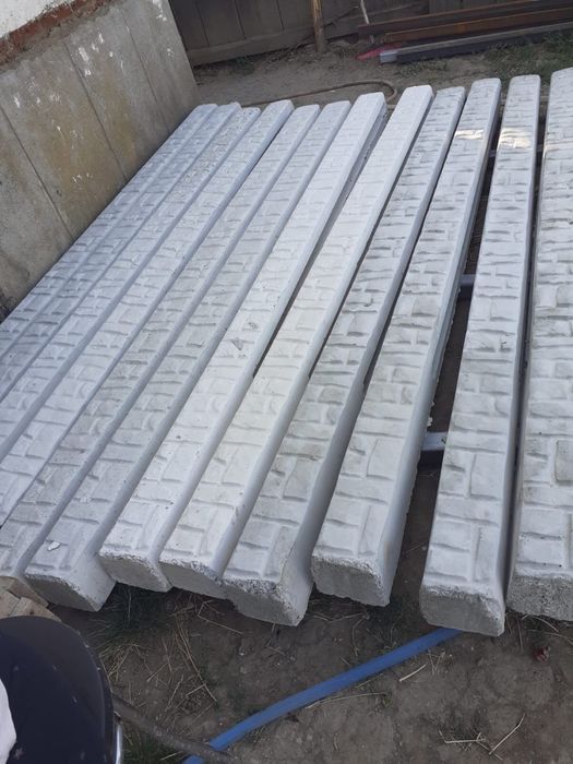 Cruci, cavouri, garduri din beton, monumente funerare