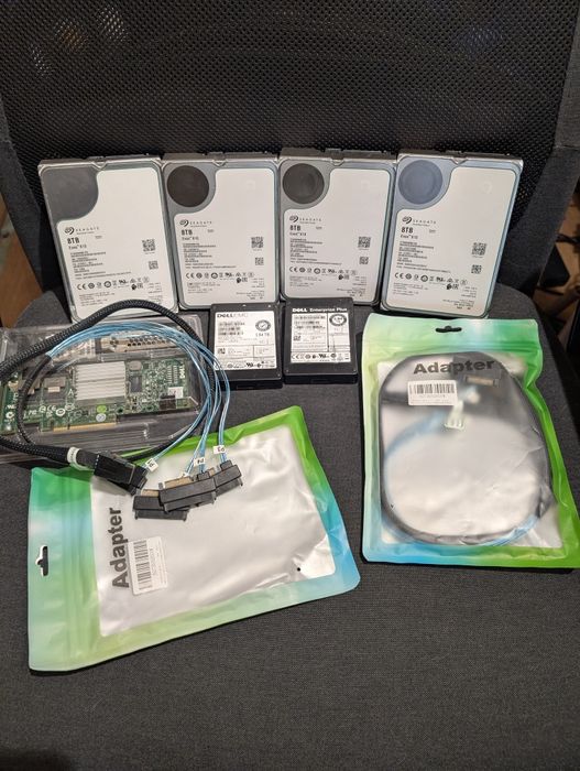 Kit pentru NAS ( 4 x Hdd Sas, 2x Ssd Sas, raid controller si cabluri).