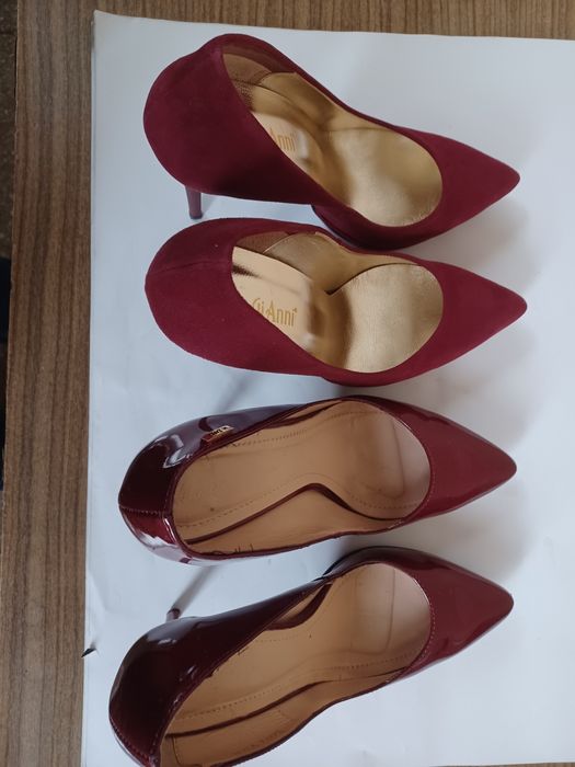 Два чифта дамски обувки за по 10 лева всеки чифт. Общо 20 лв. за двата