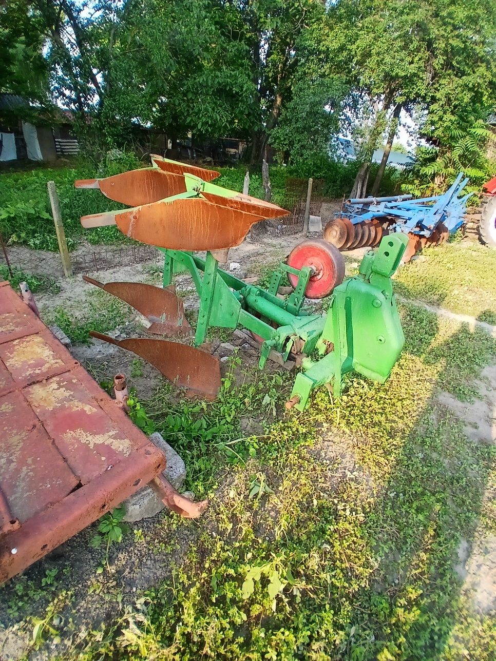 Vând tractor u445L plus utilaje