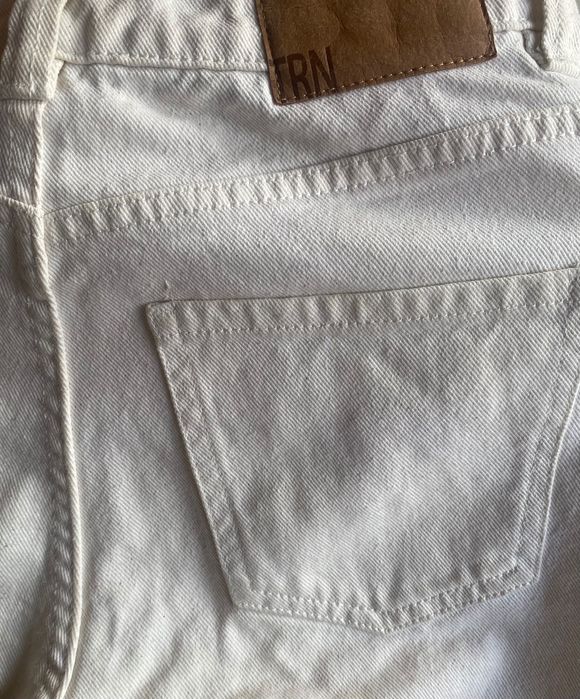 Бели дълги дънки