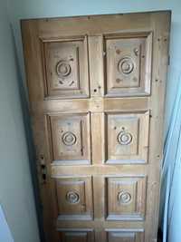 Стара дървена входна врата