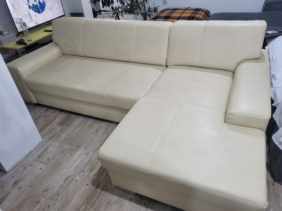 Кожен диван с лежанка