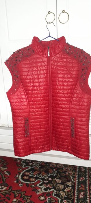 Продаётся жилетка красного цвета в идеальном состоянии новая