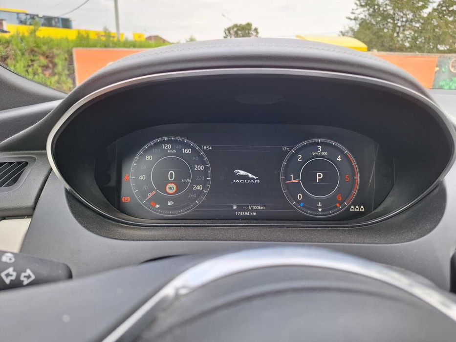 Un superb Jaguar negru E Pace, cu piele alba