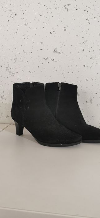 Велурени боти на ток