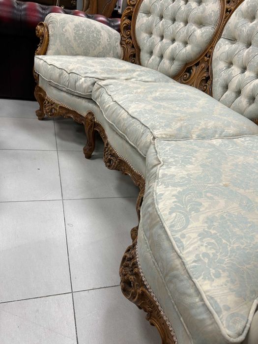 Троен диван с богата дърворезба и бледосиня дамаска.