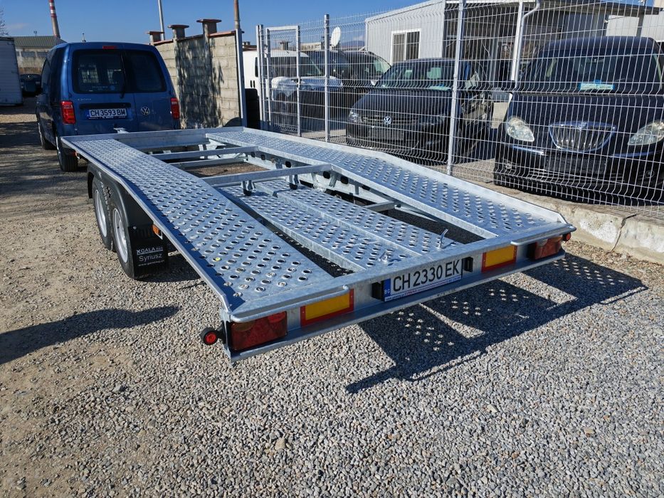 Платформа ремарке под наем за превоз на автомобили.