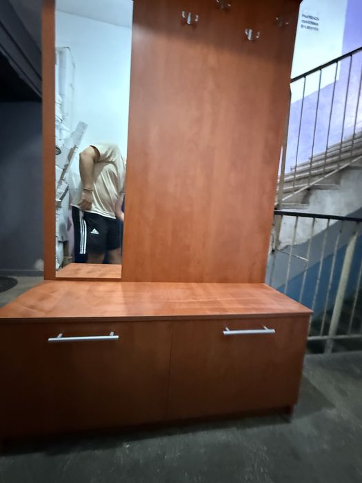 Cuier din lemn cu 2 rafturi de depozitare cu usa, oglinda si 5 cuiere