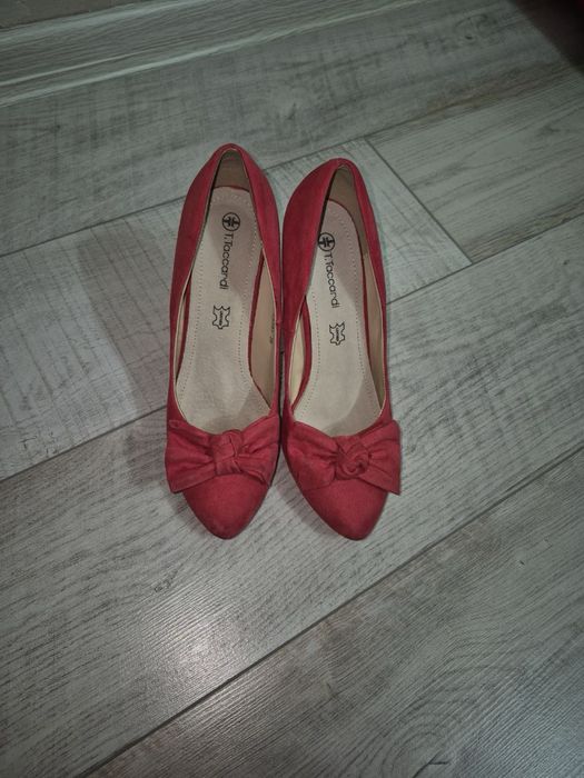 Туфли красные.