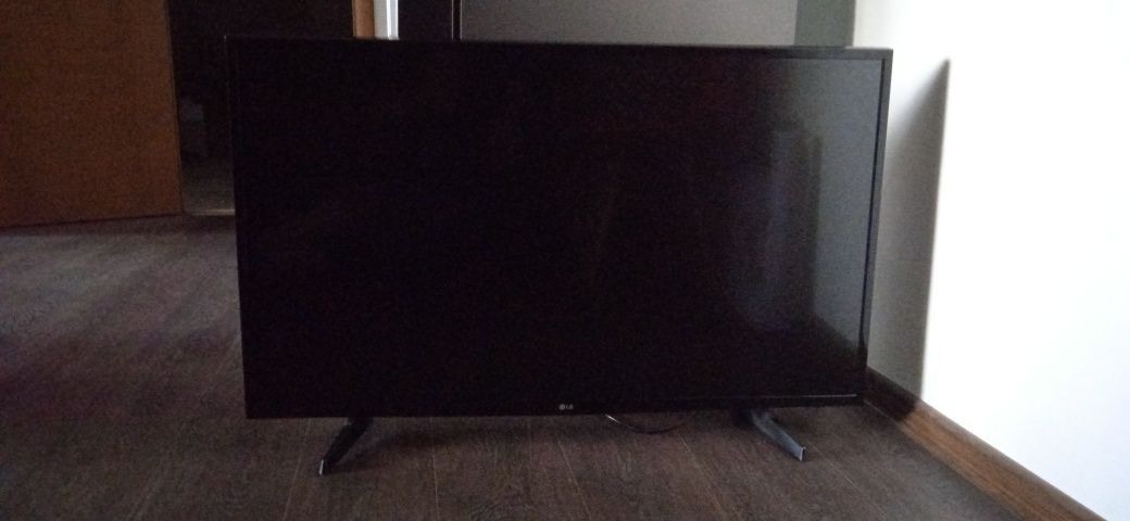 Телевизор LG, smart, диагональ 100 см.