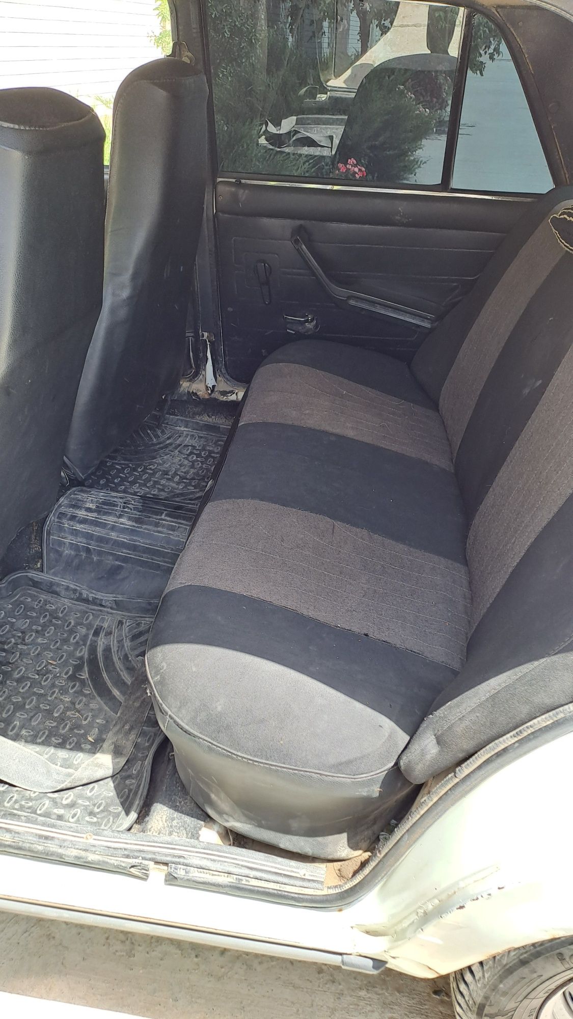 Srochni 2107 sotiladi yili  1992 motor qilingan tel