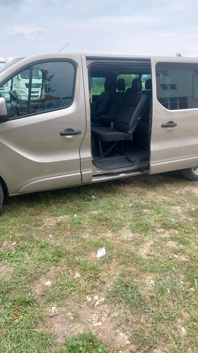 Vand sau schimb  opel vivaro 8+1  euro 6