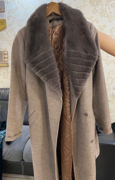 Продается пальто женская 38 размер  б/у в хорошем состояние.