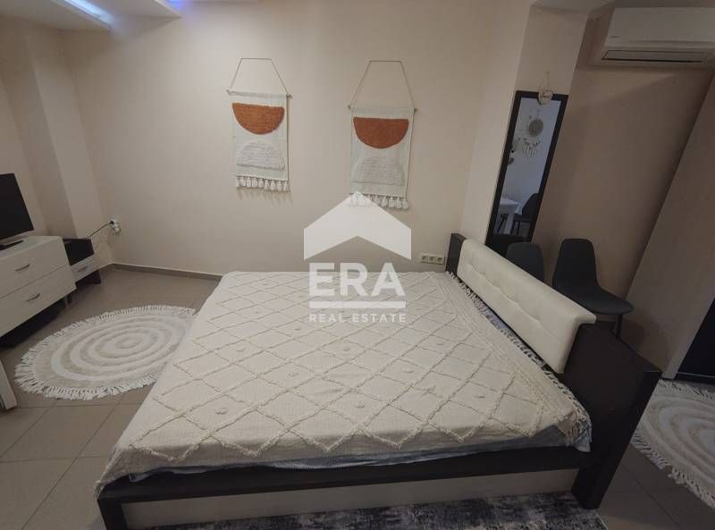 Едностаен обзаведен апартамент под наем, със собствен двор и паркомяст