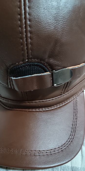 Кожаная зимняя кепка