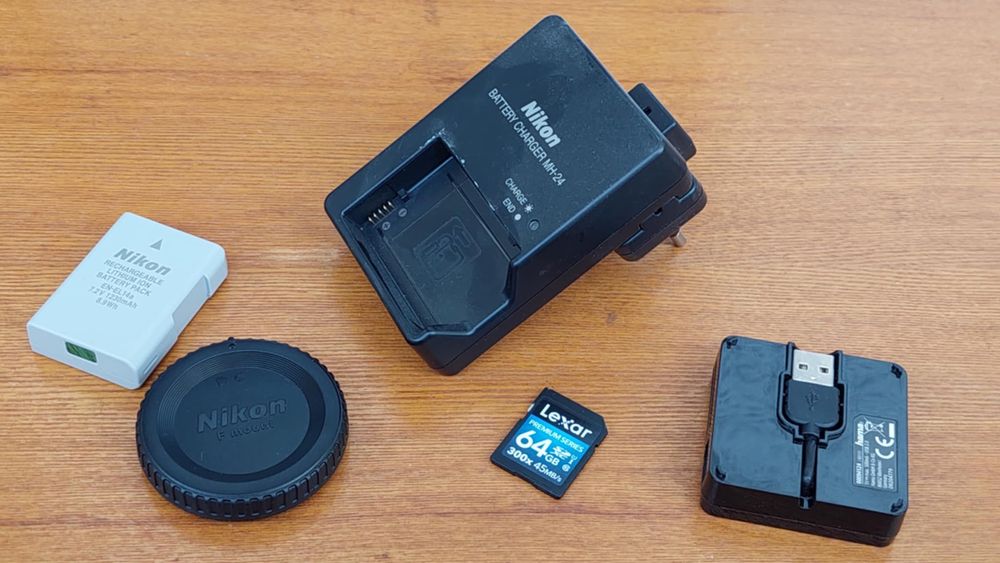 Фотоапарат Nikon D5600 с китов обектив, батерия и карта памет