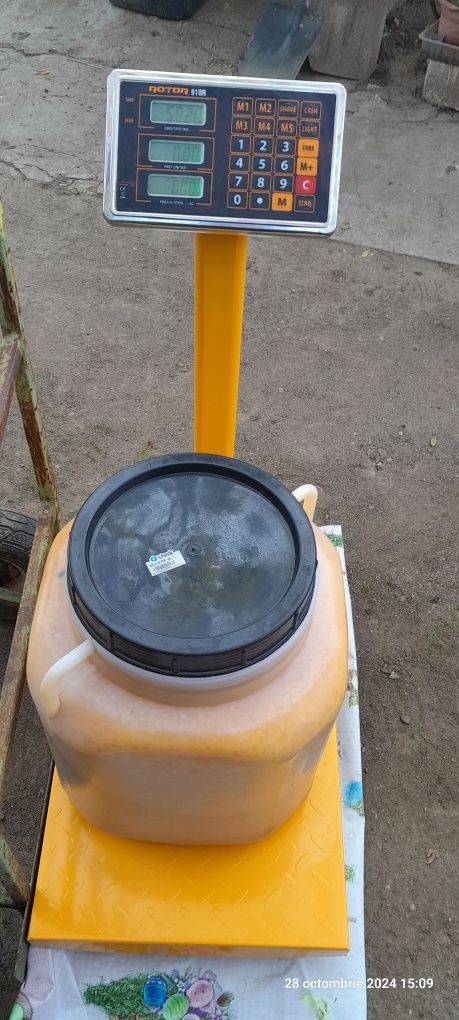 Vând en-gros miere naturală de albine.