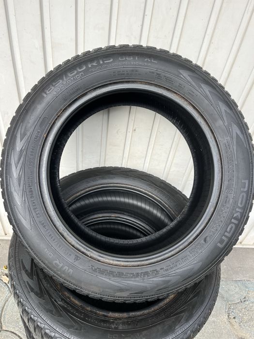 4 anvelope iarna 185/60 R15, Nokian, 5-6mm profil ramas!