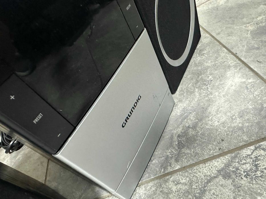 Grundig UMS 2010 микросистема с тонколони, CD, AUX, USB, FM
