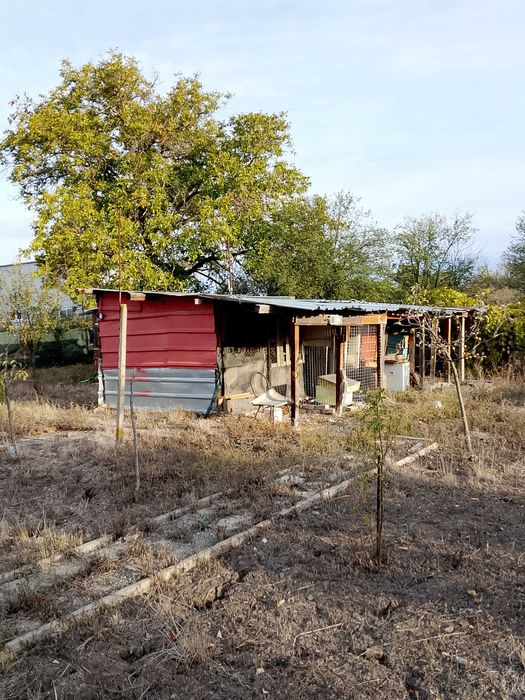 Продавам две дворни места на новите лозя