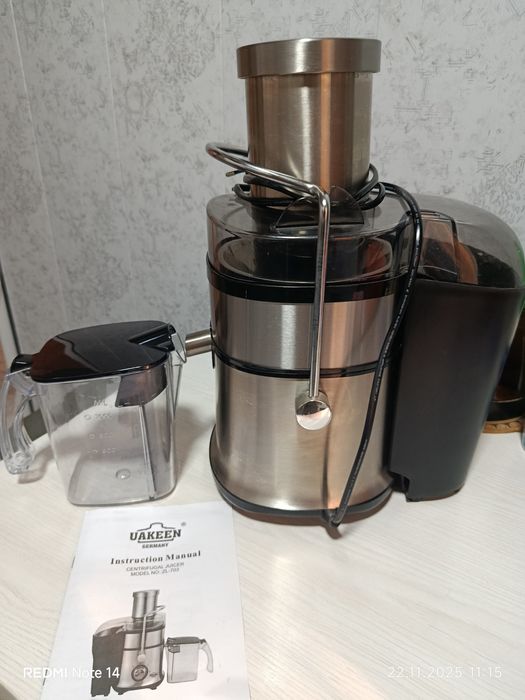 Продаётся соковыжималка Германия работает отлично. Киргили