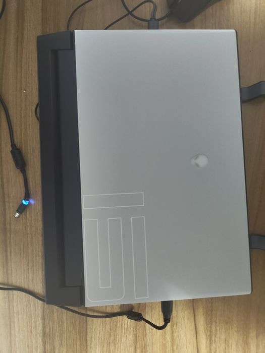 Vând Alienweare m15 r3