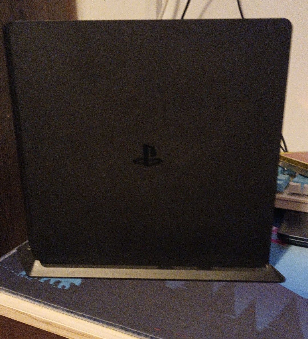 Vand PlayStation 4 in stare buna de functionare cu un controller.