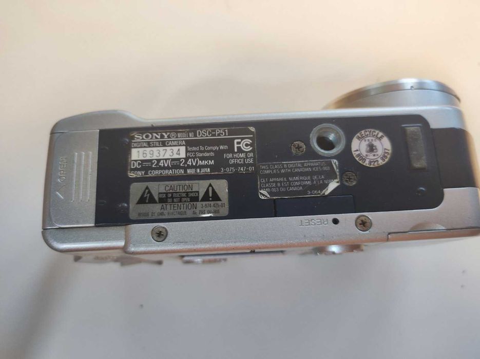 Продавам използвани цифрови фотоапарати SONY & HP