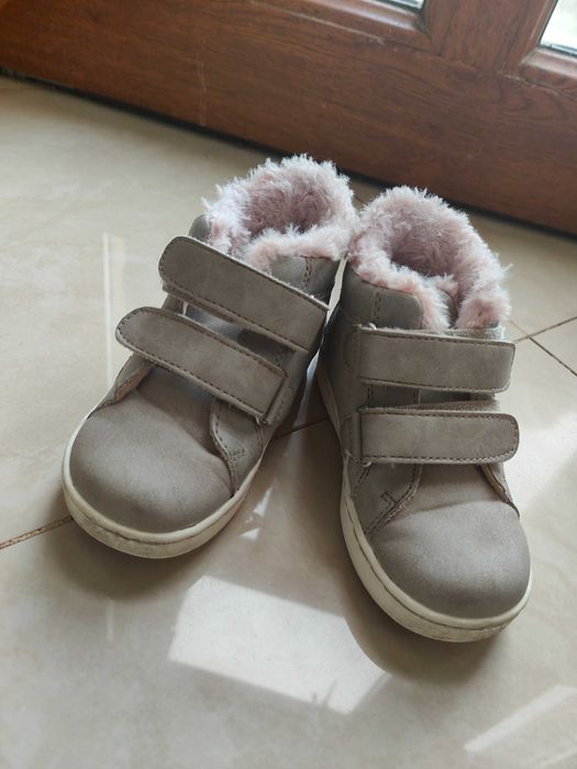 Vând ghete marimea 24