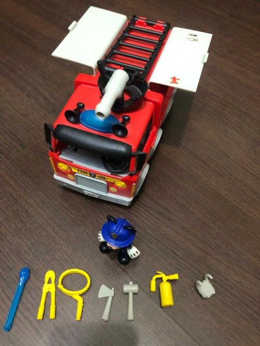 Set de joaca IMC, Mickey Mouse si camionul de pompieri