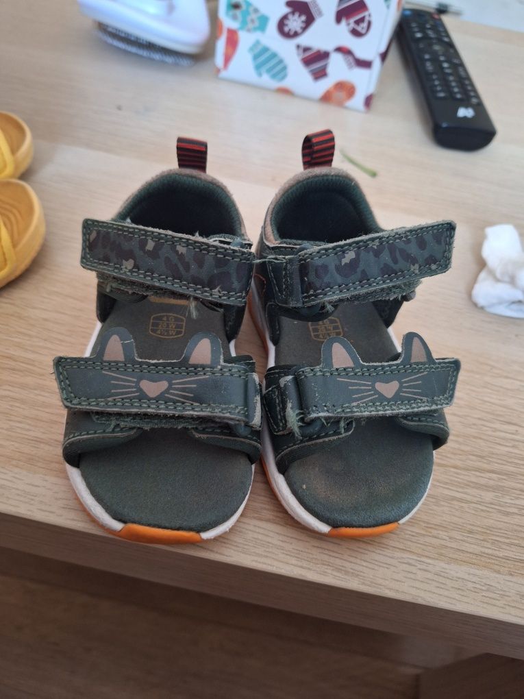 Детски кожени сандали Clarks с велкро