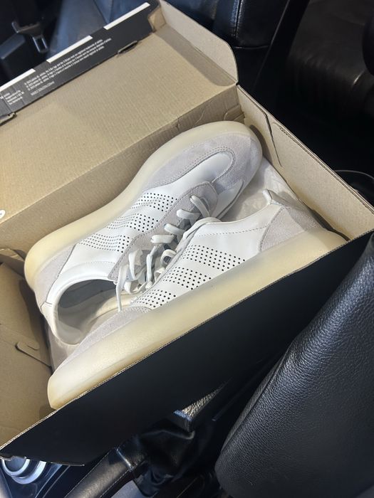 Adidas Обувки чисто нови