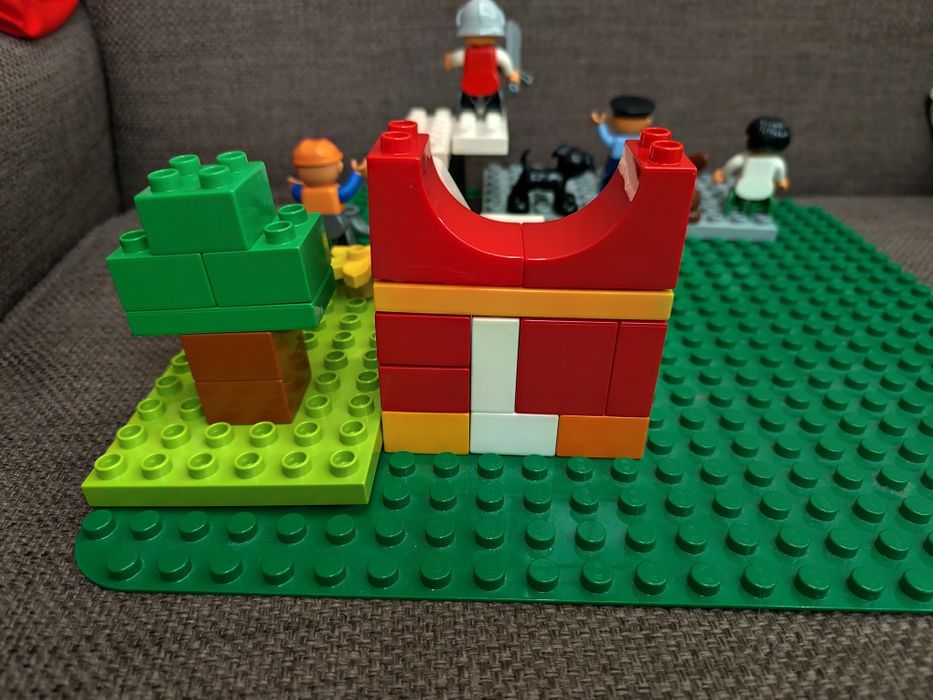 Лего Дупло плоча и частите към нея