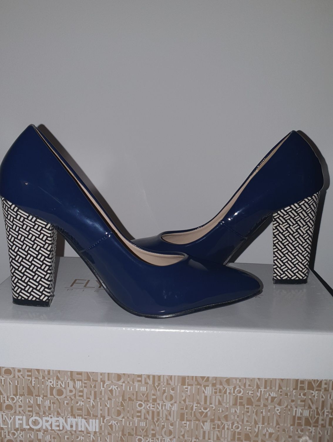 Pantofi cu toc stiletto eleganți